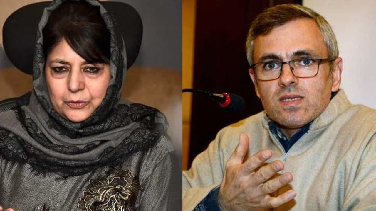 தடுப்புக் காவலில் இருந்த அரசியல்கட்சித் தலைவர்கள் திடீரென இடமாற்றம்: ஜம்மு காஷ்மீர் நிர்வாகம் அதிரடி முடிவு தடுப்புக் காவலில் இருந்த அரசியல்கட்சித் தலைவர்கள் திடீரென இடமாற்றம்: ஜம்மு காஷ்மீர் நிர்வாகம் அதிரடி முடிவு