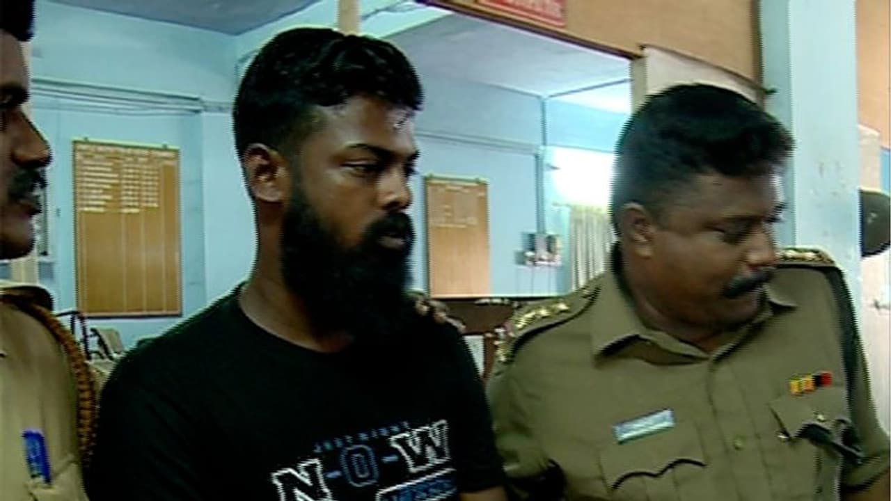 വാളയാറില് കഞ്ചാവ് വേട്ട: 11 കിലോ പിടികൂടി വാളയാറില് കഞ്ചാവ് വേട്ട: 11 കിലോ പിടികൂടി