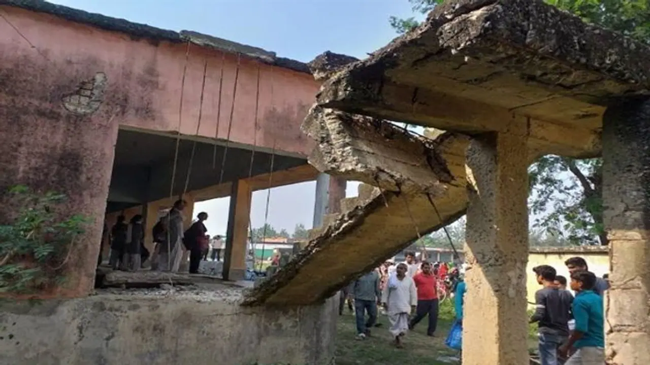 स्कूल बिल्डिंग की सीढ़ी ध्वस्त होने से एक स्टूडेंट की मौत, मुआवजे के लिए लोगों ने थाने पर काटा बवाल स्कूल बिल्डिंग की सीढ़ी ध्वस्त होने से एक स्टूडेंट की मौत, मुआवजे के लिए लोगों ने थाने पर काटा बवाल