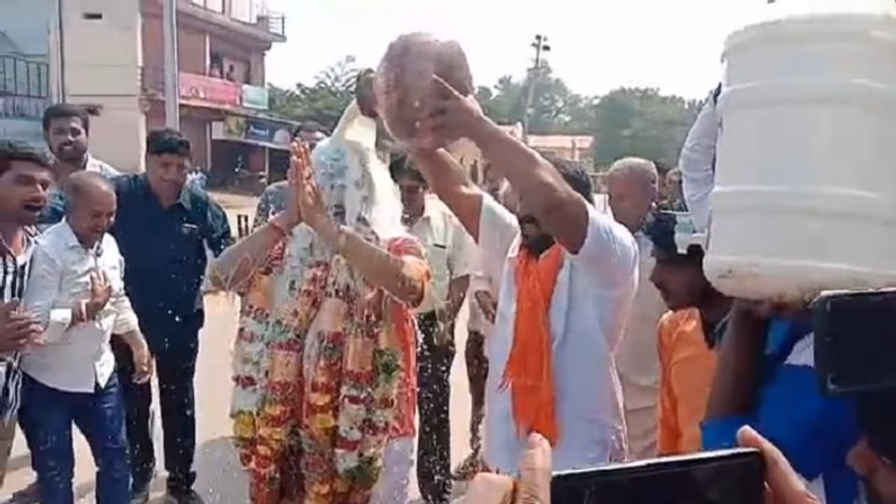 ವಿಜಯನಗರ ಬಿಜೆಪಿ ಬಂಡಾಯ ಅಭ್ಯರ್ಥಿಗೆ 101 ಲೀ. ಕ್ಷೀರಾಭಿಷೇಕ!