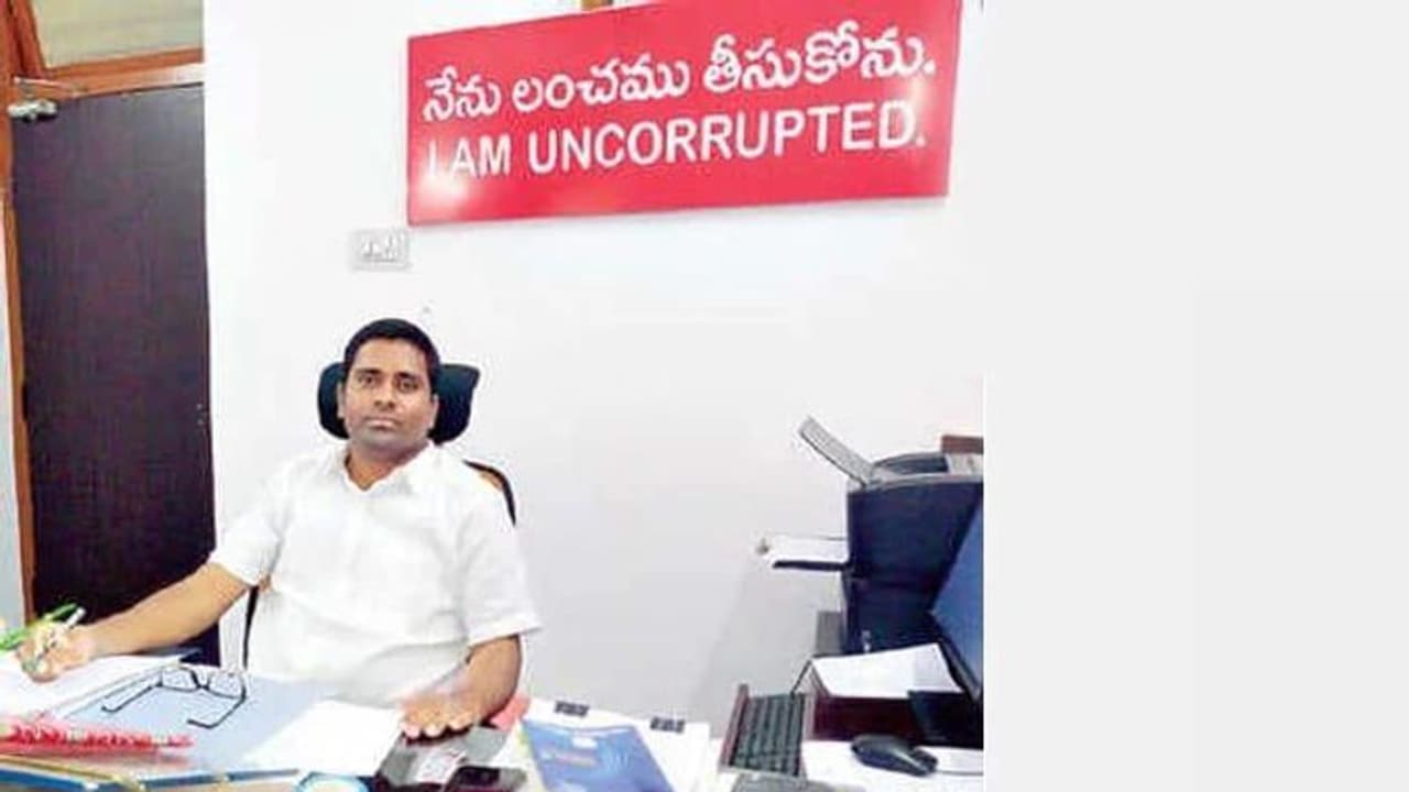 నేను లంచం తీసుకోను: బోర్డు పెట్టిన ఏడీఈ నేను లంచం తీసుకోను: బోర్డు పెట్టిన ఏడీఈ