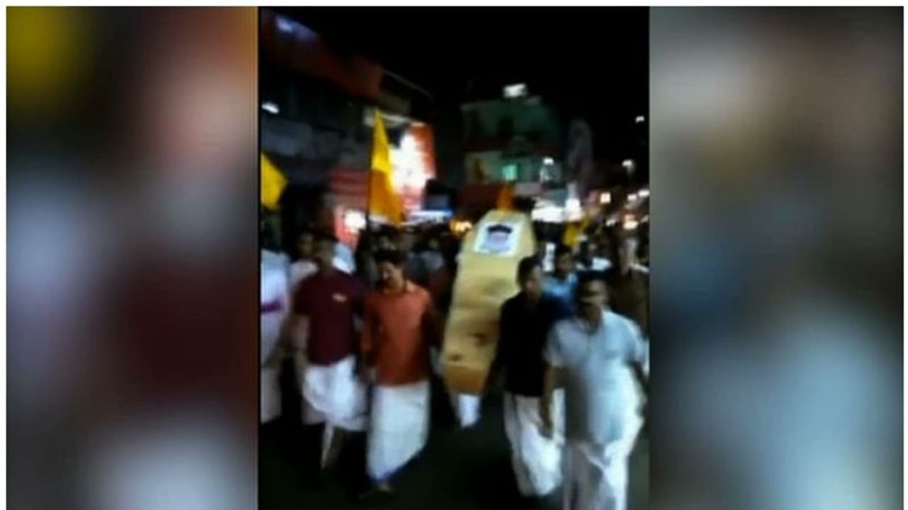 ബിഎസ്എഫ് ജവാന്റെ മൃതദേഹം പള്ളിയില് കയറ്റുന്നതിനെ ചൊല്ലി തര്ക്കം; ഒടുവില് സൈനിക ബഹുമതികളോടെ സംസ്കാരം ബിഎസ്എഫ് ജവാന്റെ മൃതദേഹം പള്ളിയില് കയറ്റുന്നതിനെ ചൊല്ലി തര്ക്കം; ഒടുവില് സൈനിക ബഹുമതികളോടെ സംസ്കാരം