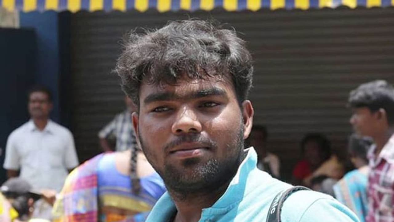 ஜாமீனில் வெளியே வந்த சில மணிநேரத்தில் ரவுடியை வெட்டி கூறு போட்ட மர்ம கும்பல்... அமரனை அமரர் ஊர்தியில் ஏற்றிய கொடூரம்..!