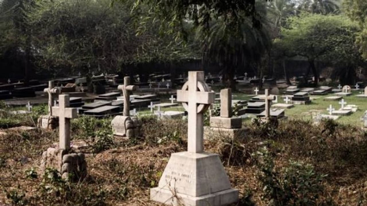 അർദ്ധരാത്രി ശ്മശാനത്തില് പിറന്നാൾ ആഘോഷിച്ച് ഒരുകൂട്ടം യുവാക്കൾ; വിശ്വസിക്കാനാകാതെ നാട്ടുകാർ! അർദ്ധരാത്രി ശ്മശാനത്തില് പിറന്നാൾ ആഘോഷിച്ച് ഒരുകൂട്ടം യുവാക്കൾ; വിശ്വസിക്കാനാകാതെ നാട്ടുകാർ!