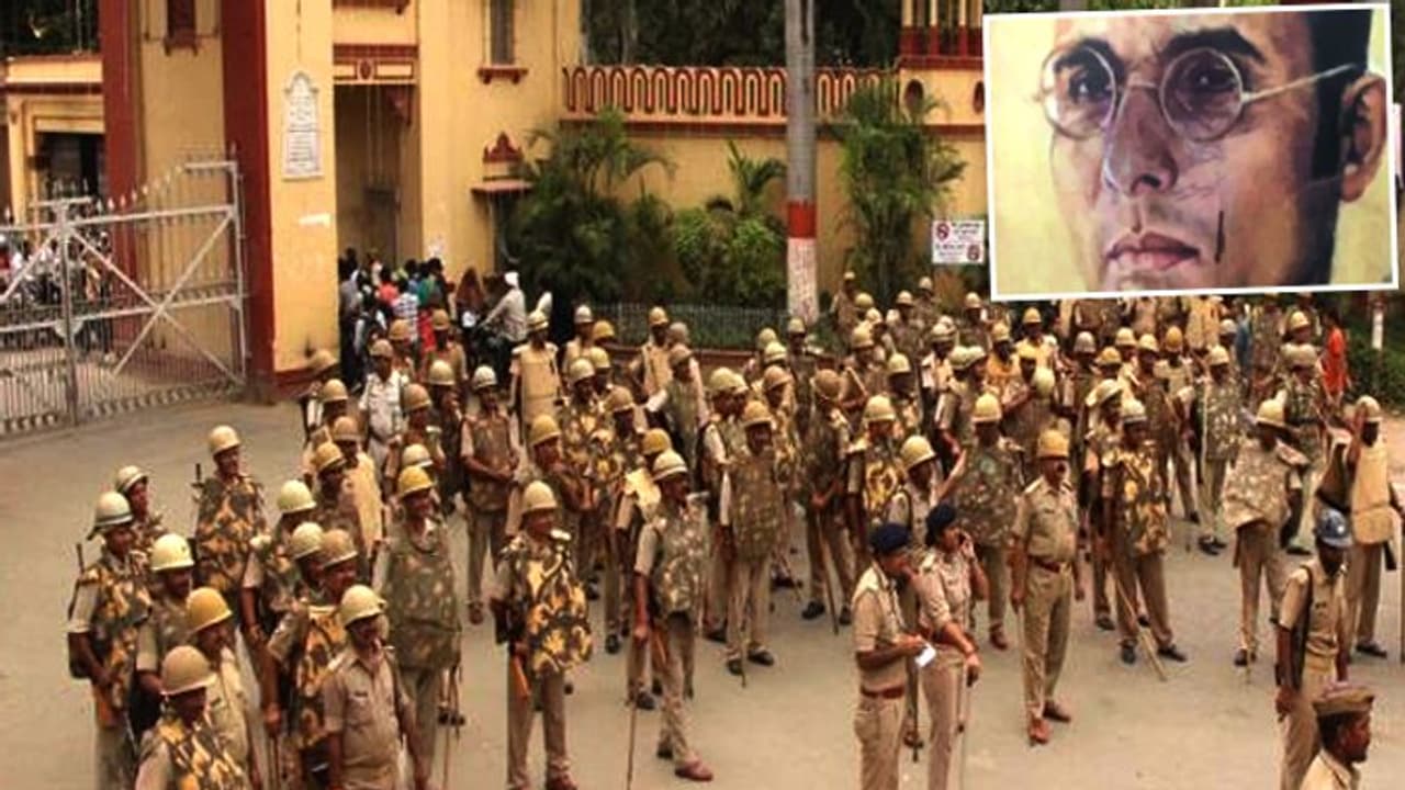 BHU में वीर सावरकर की फोटो फाड़ पोती गई स्याही, छात्रों में आक्रोश भारी पुलिस बल तैनात BHU में वीर सावरकर की फोटो फाड़ पोती गई स्याही, छात्रों में आक्रोश भारी पुलिस बल तैनात