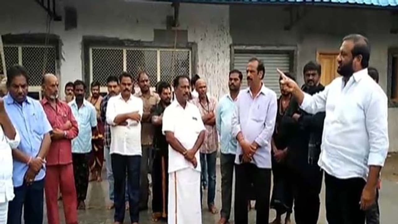 అపచారం: కార్తీక దీపాలను ఆర్పేసిన ఉద్యోగి, డిస్మిస్ చేయాలన్న వైసీపీ ఎమ్మెల్యే అపచారం: కార్తీక దీపాలను ఆర్పేసిన ఉద్యోగి, డిస్మిస్ చేయాలన్న వైసీపీ ఎమ్మెల్యే