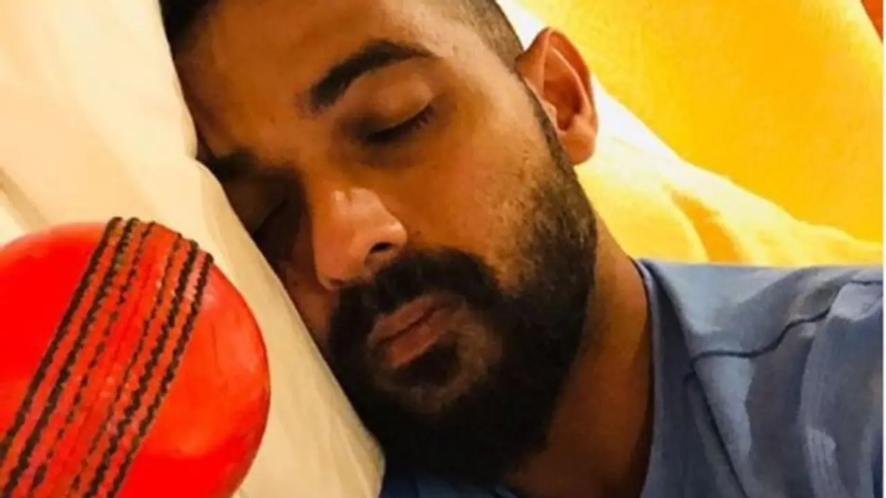 నిద్రపోతూ బెడ్ పక్కన పింక్ బాల్: రహానేపై ట్రోలింగ్ నిద్రపోతూ బెడ్ పక్కన పింక్ బాల్: రహానేపై ట్రోలింగ్