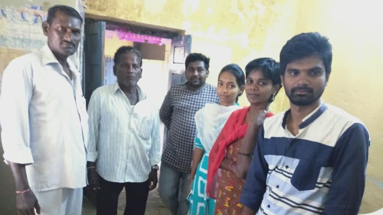 Vijaya Reddy Effect: చిగురుమామిడి ఎమ్మార్వో కార్యాలయంలో పెట్రోల్ పోసిన రైతు Vijaya Reddy Effect: చిగురుమామిడి ఎమ్మార్వో కార్యాలయంలో పెట్రోల్ పోసిన రైతు