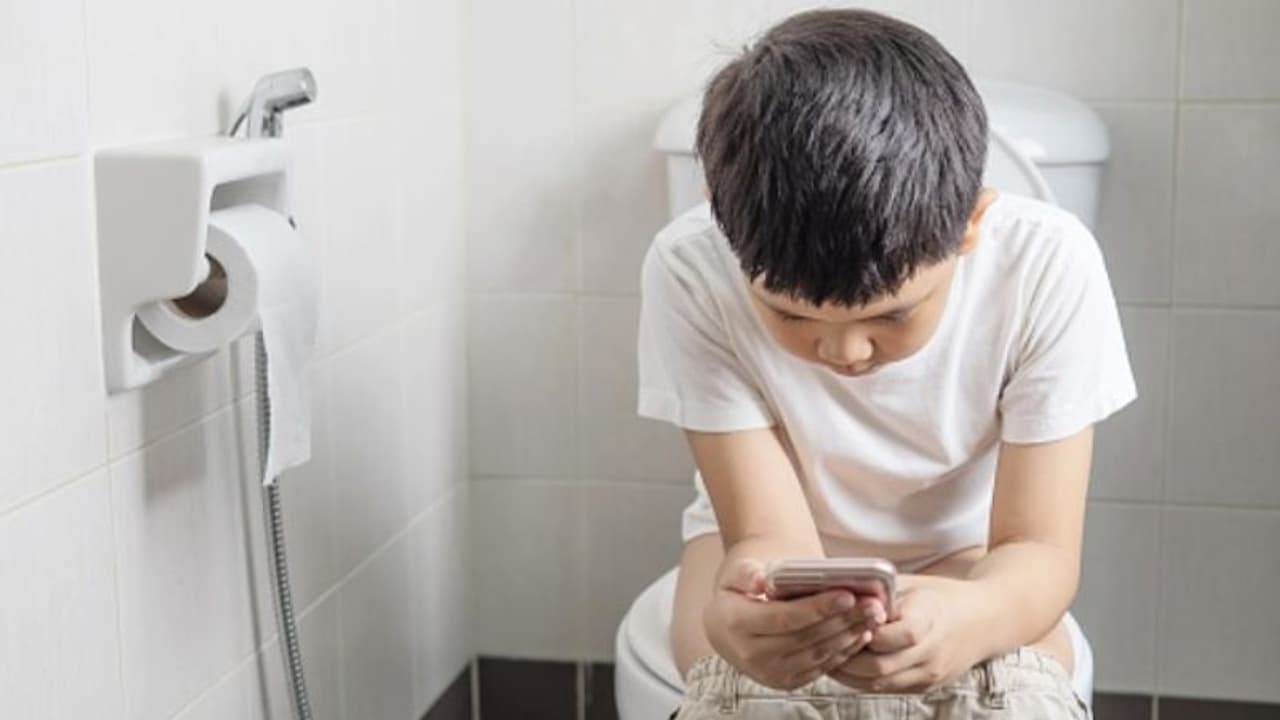 আপনিও টয়লেটে মোবাইল ব্যবহার করেন, এই কাজগুলি কখনোই বাথরুমে করা উচিৎ নয় আপনিও টয়লেটে মোবাইল ব্যবহার করেন, এই কাজগুলি কখনোই বাথরুমে করা উচিৎ নয়