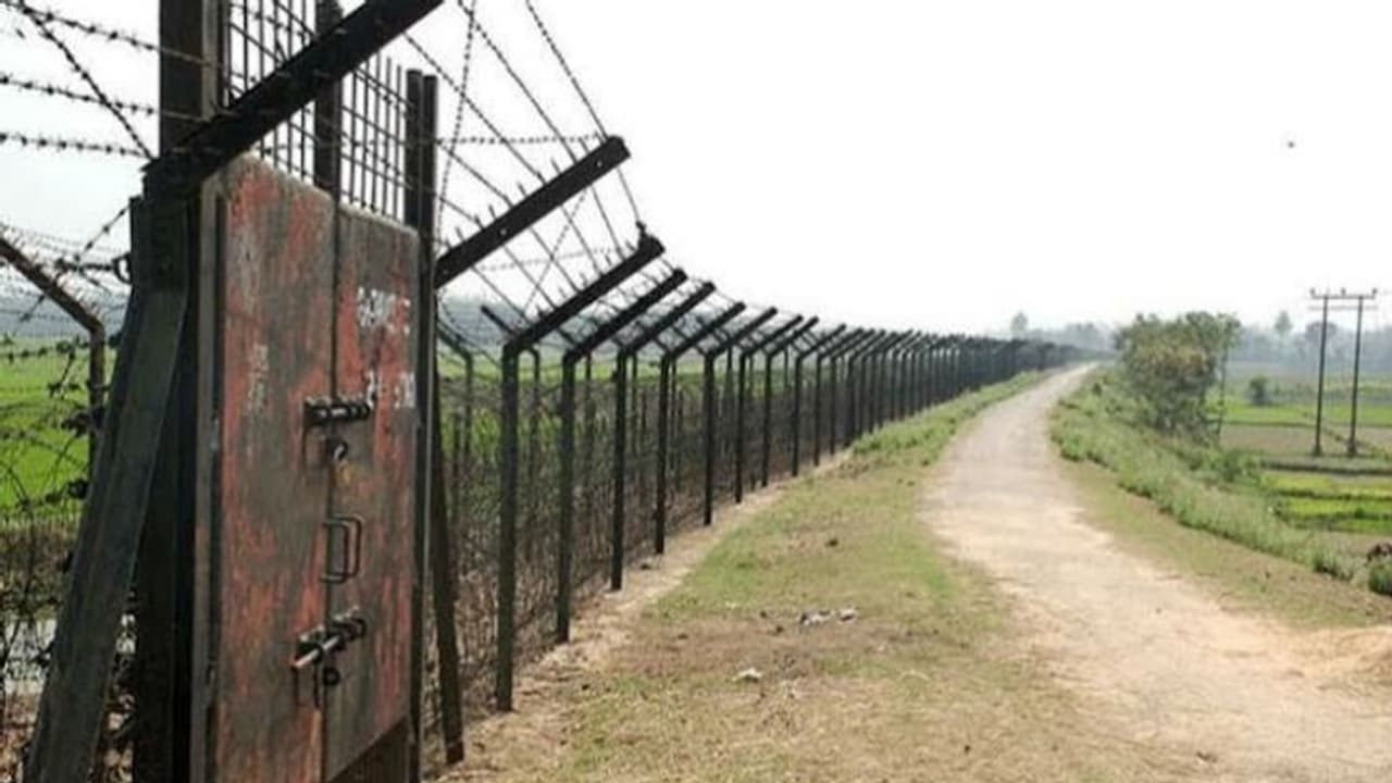 ஆன்லைன் காதலியை தேடி பாகிஸ்தான் சென்ற இந்திய இளைஞர்..!! பாலைவனத்தில் கைது செய்தது பாக் ராணுவம்..!! ஆன்லைன் காதலியை தேடி பாகிஸ்தான் சென்ற இந்திய இளைஞர்..!! பாலைவனத்தில் கைது செய்தது பாக் ராணுவம்..!!