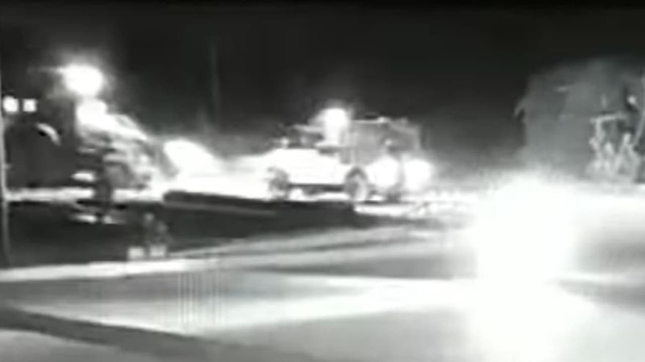 ಕುಡಿದ ಮತ್ತಿನಲ್ಲಿ JCB ಡ್ರೈವರ್ ರಂಪಾಟ; ಪೊಲೀಸರಿಗೆ ಪ್ರಾಣ ಸಂಕಟ! ಕುಡಿದ ಮತ್ತಿನಲ್ಲಿ JCB ಡ್ರೈವರ್ ರಂಪಾಟ; ಪೊಲೀಸರಿಗೆ ಪ್ರಾಣ ಸಂಕಟ!