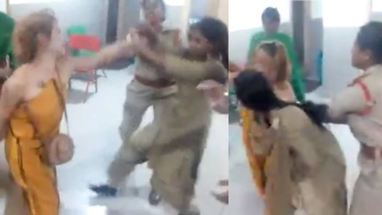 മദ്യലഹരിയില് വനിതാ പൊലീസിനെ കൈകാര്യം ചെയ്ത് യുവതി വീഡിയോ മദ്യലഹരിയില് വനിതാ പൊലീസിനെ കൈകാര്യം ചെയ്ത് യുവതി വീഡിയോ