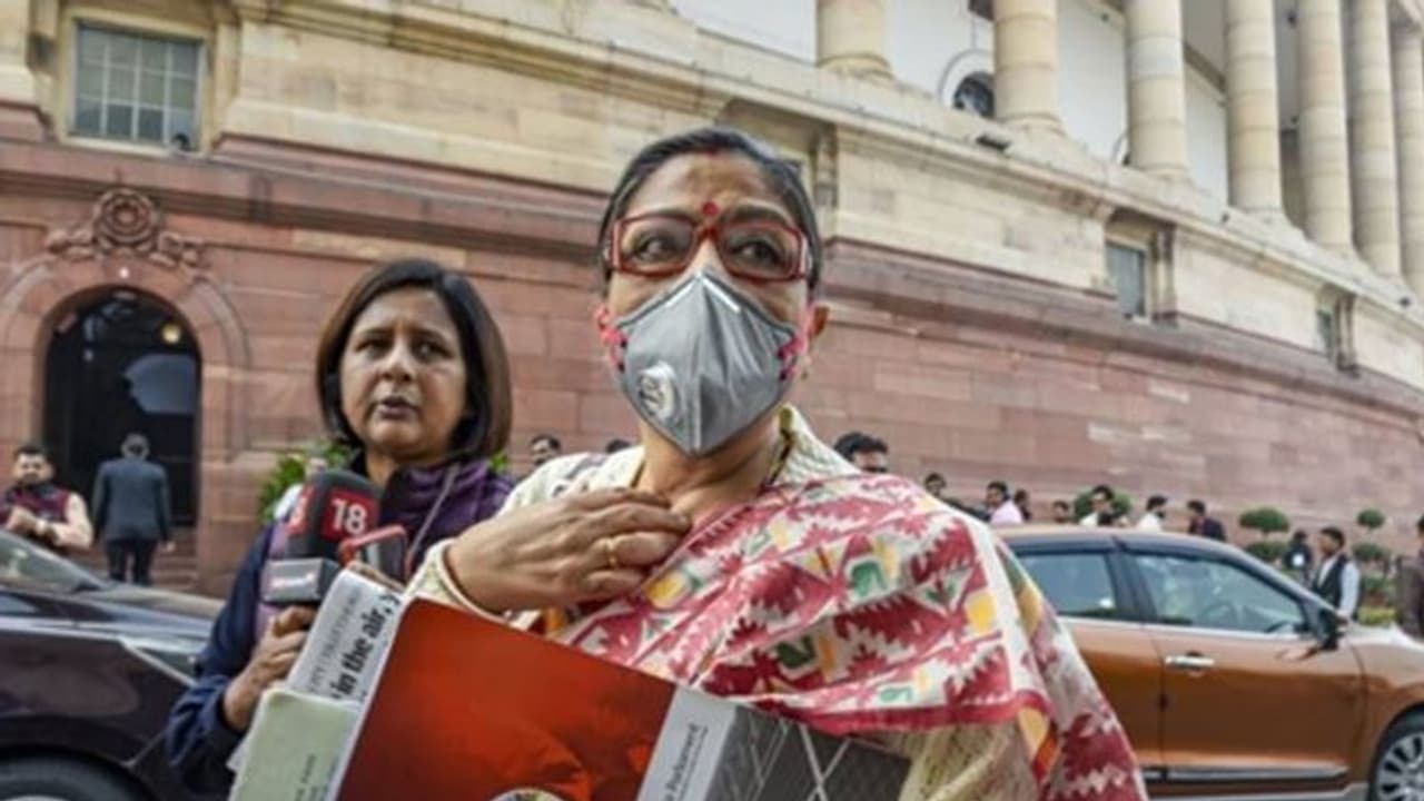 संसद सत्र : मास्क लगाकर सदन पहुंची टीएमसी सांसद ने कहा, क्या हम स्वच्छ हवा मिशन लॉन्च कर सकते हैं संसद सत्र : मास्क लगाकर सदन पहुंची टीएमसी सांसद ने कहा, क्या हम स्वच्छ हवा मिशन लॉन्च कर सकते हैं