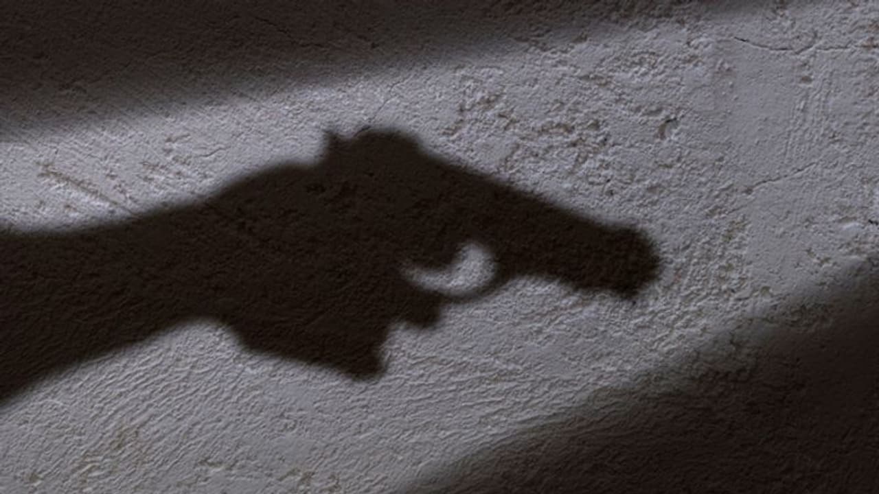 పగకు దారితీసిన సెటిల్మెంట్: కాల్చి చంపి, కాళ్లను ముక్కలుగా నరికి పగకు దారితీసిన సెటిల్మెంట్: కాల్చి చంపి, కాళ్లను ముక్కలుగా నరికి