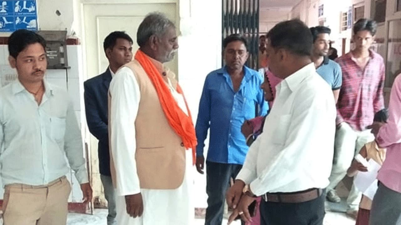 दर्द से कराहती रही विधायक की बेटी, ना मिली एंबुलेंस ना डॉक्टर, बेबसी के सिवा कुछ ना कर सका वो दर्द से कराहती रही विधायक की बेटी, ना मिली एंबुलेंस ना डॉक्टर, बेबसी के सिवा कुछ ना कर सका वो