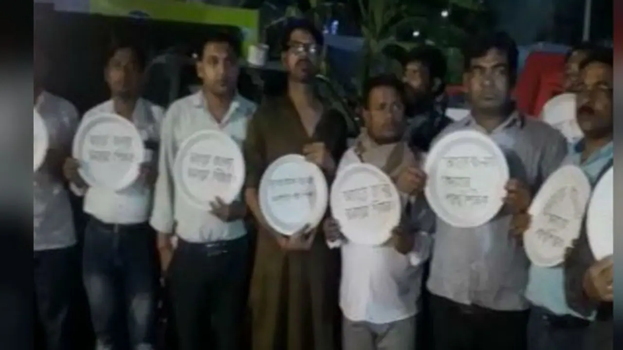 অনশন মঞ্চের উল্টো দিকেই খাদ্যমেলা, 'আহারে বাংলা' এর গেটে বিক্ষোভ পার্শ্বশিক্ষকদের অনশন মঞ্চের উল্টো দিকেই খাদ্যমেলা, 'আহারে বাংলা' এর গেটে বিক্ষোভ পার্শ্বশিক্ষকদের