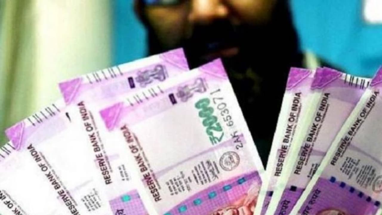 బెయిల్ కోసం లంచం: ఏసీబీకి చిక్కిన ఎస్ఐ, పరారీలో సీఐ బెయిల్ కోసం లంచం: ఏసీబీకి చిక్కిన ఎస్ఐ, పరారీలో సీఐ