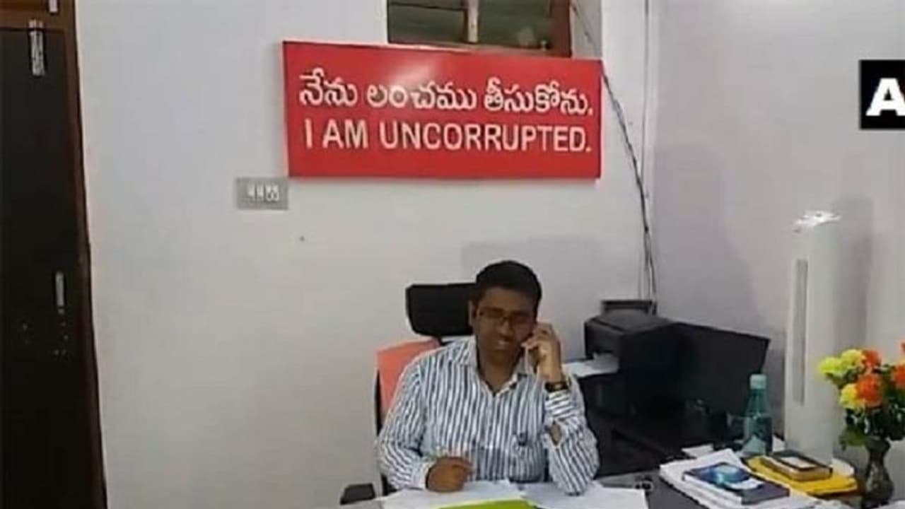 '' லஞ்சம் வாங்காதவன்'' !! நெஞ்சை நிமிர்த்தி அதிர வைக்கும் அரசு அதிகாரி !! '' லஞ்சம் வாங்காதவன்'' !! நெஞ்சை நிமிர்த்தி அதிர வைக்கும் அரசு அதிகாரி !!