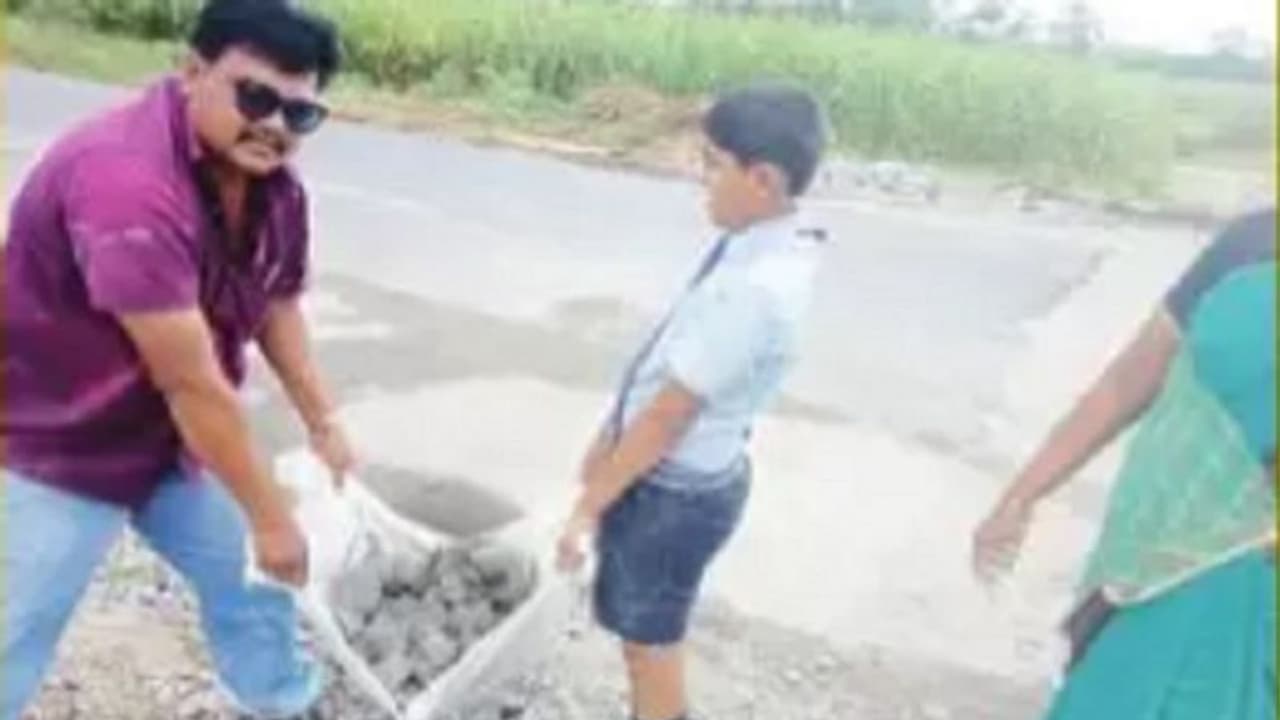 ತಮ್ಮ ಮಕ್ಕಳೊಂದಿಗೆ ರಸ್ತೆ ಗುಂಡಿ ಮುಚ್ಚಿದ ಶಿಕ್ಷಕ ದಂಪತಿ