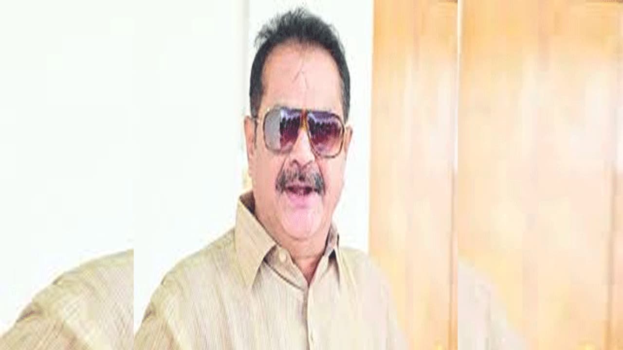 స్పీకర్ కి ముద్దు ఇచ్చిన కాంగ్రెస్ ఎమ్మెల్యే స్పీకర్ కి ముద్దు ఇచ్చిన కాంగ్రెస్ ఎమ్మెల్యే