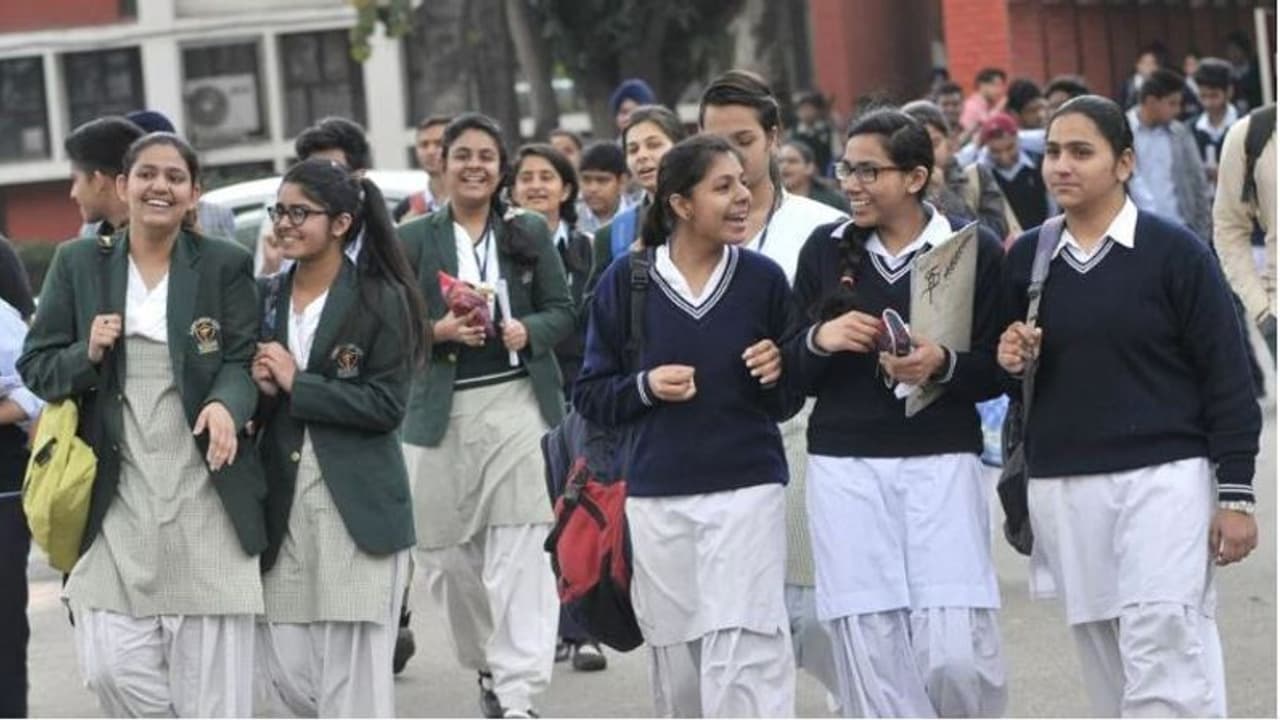 ಕಾಶ್ಮೀರ ಸಹಜ ಸ್ಥಿತಿಗೆ: ಶಾಲೆಗಳು ಪುನಾರಂಭ ಕಾಶ್ಮೀರ ಸಹಜ ಸ್ಥಿತಿಗೆ: ಶಾಲೆಗಳು ಪುನಾರಂಭ