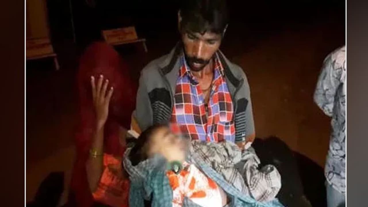 हाथों में उठाकर मासूम बच्चे की लाश पैदल ही घर को निकल पड़ा रोते हुए पिता हाथों में उठाकर मासूम बच्चे की लाश पैदल ही घर को निकल पड़ा रोते हुए पिता