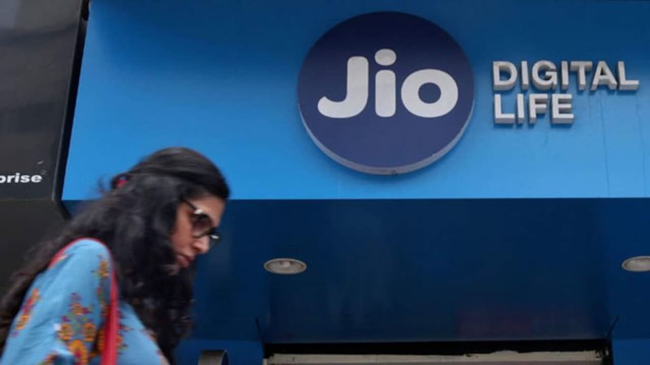 జియో కస్టమర్లకు మరో బ్యాడ్ న్యూస్...చార్జీల పెంపు.. జియో కస్టమర్లకు మరో బ్యాడ్ న్యూస్...చార్జీల పెంపు..