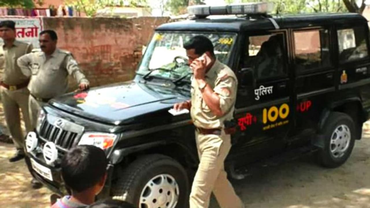 15 साल की गैंगरेप पीड़िता ने फांसी लगा दी जान, मां बोली अंदर से टूट गई थी बेटी 15 साल की गैंगरेप पीड़िता ने फांसी लगा दी जान, मां बोली अंदर से टूट गई थी बेटी