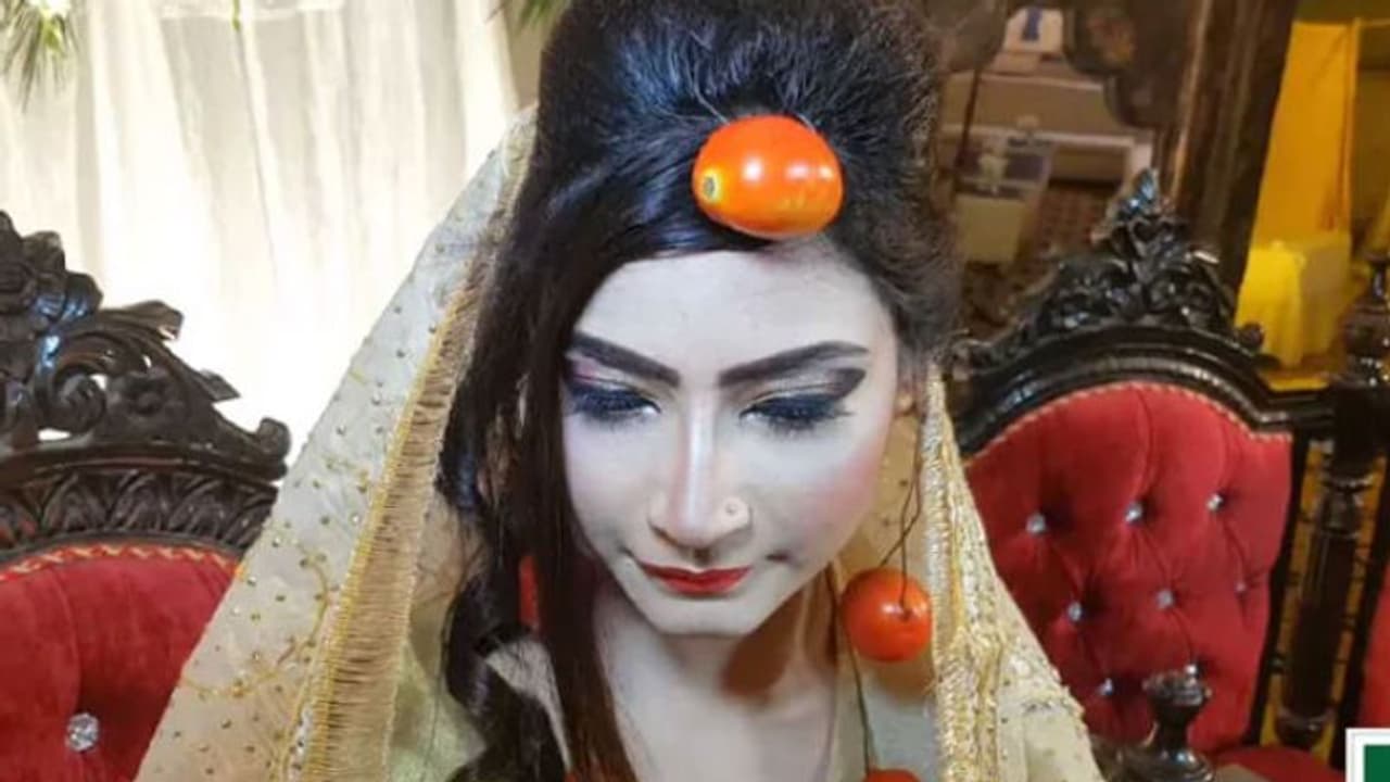 വിവാഹദിവസം തക്കാളി കൊണ്ടുള്ള ആഭരണങ്ങള്‍ അണിഞ്ഞ് വധു!