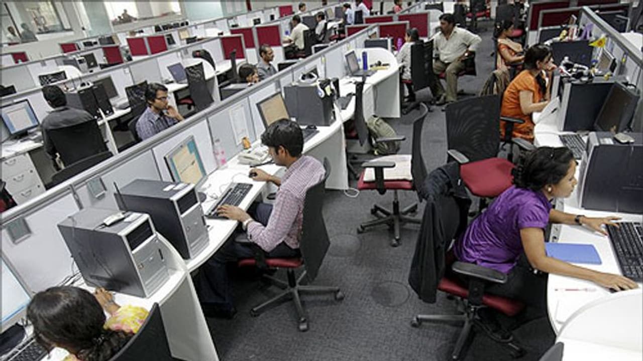 IT layoffs: ఐటీ ఉద్యోగులను ఇంటికి పంపేస్తున్నారు...ఎందుకంటే ?