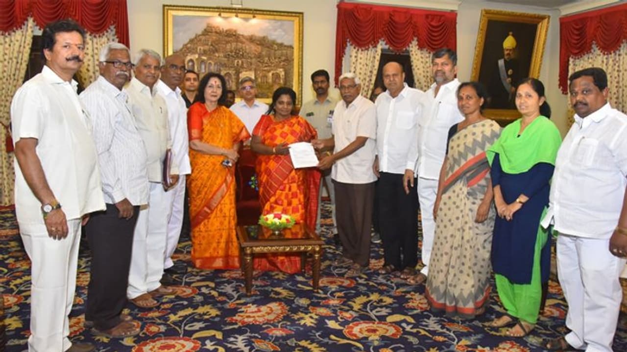 #RTC strike సమ్మె సంగతి చూడండి: గవర్నర్ను కోరిన అఖిలపక్ష నేతలు #RTC strike సమ్మె సంగతి చూడండి: గవర్నర్ను కోరిన అఖిలపక్ష నేతలు