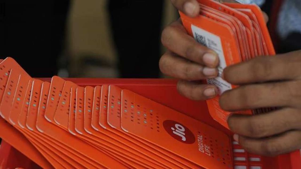 దెబ్బ మీద దెబ్బ: జియో ఎఫెక్ట్‌తో దిగ్గజ సంస్థలు 49 లక్షల యూజర్లు లాస్