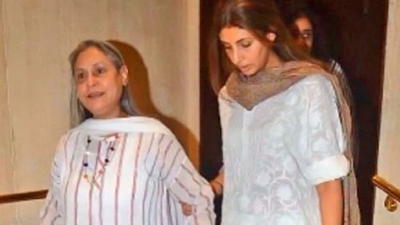 শোকের বাড়ি থেকে বেরিয়ে বিস্ফোরক জয়া, সাংবাদিকদের দিলেন কড়া বার্তা শোকের বাড়ি থেকে বেরিয়ে বিস্ফোরক জয়া, সাংবাদিকদের দিলেন কড়া বার্তা