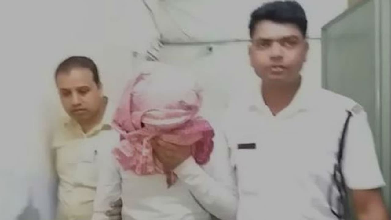 ভেঙেছে সম্পর্ক, তরুণীর আপত্তিকর ছবি সোশ্যাল মিডিয়ায় পোস্ট করে দিল যুবক ভেঙেছে সম্পর্ক, তরুণীর আপত্তিকর ছবি সোশ্যাল মিডিয়ায় পোস্ট করে দিল যুবক