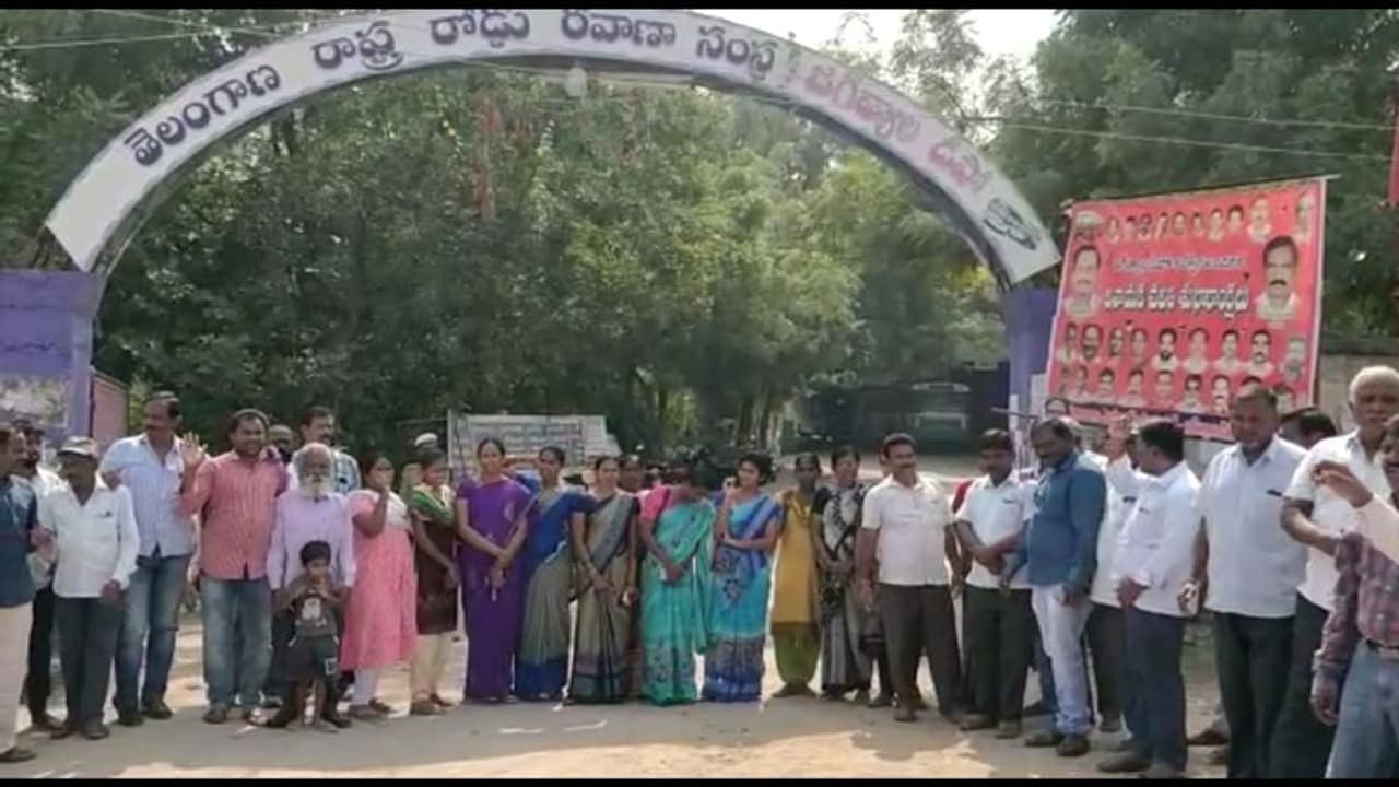 ఉమ్మడి కరీంనగర్ జిల్లాలో ఉధృతంగా సాగుతున్న ఆర్టీసీ సమ్మె