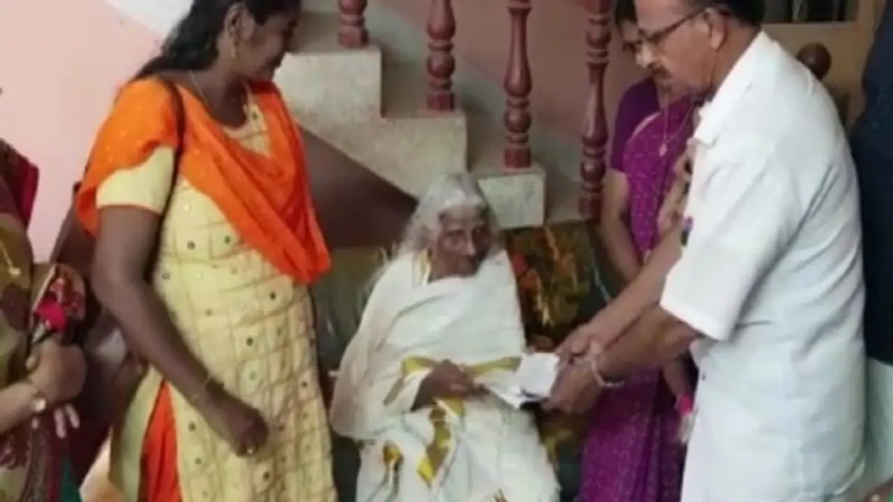 ১০৫ বছর বয়সে বসলেন ক্লাস ফোরের পরীক্ষায়, ভাগীরথী আম্মাই শিক্ষার অনুপ্রেরণা ১০৫ বছর বয়সে বসলেন ক্লাস ফোরের পরীক্ষায়, ভাগীরথী আম্মাই শিক্ষার অনুপ্রেরণা