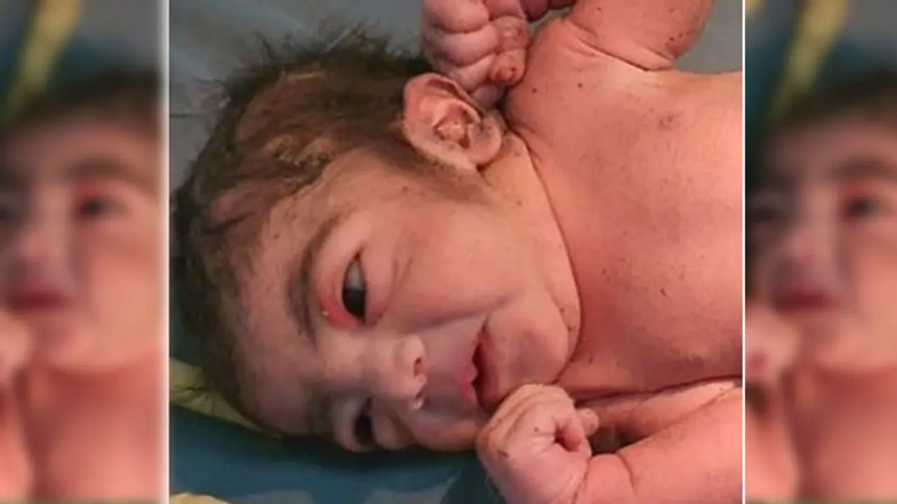 कचरे का ढेर और सुबह की कड़कड़ाहट वाली ठंड, उसमें बिना कपड़ों के ठिठुर रही थी एक 'देवी' कचरे का ढेर और सुबह की कड़कड़ाहट वाली ठंड, उसमें बिना कपड़ों के ठिठुर रही थी एक 'देवी'