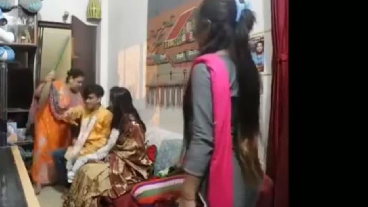 পালিয়ে বিয়ে করার শাস্তি, ঝাঁটা হাতে জামাইয়ের দিকে তেড়ে গেলেন শাশুড়ি পালিয়ে বিয়ে করার শাস্তি, ঝাঁটা হাতে জামাইয়ের দিকে তেড়ে গেলেন শাশুড়ি
