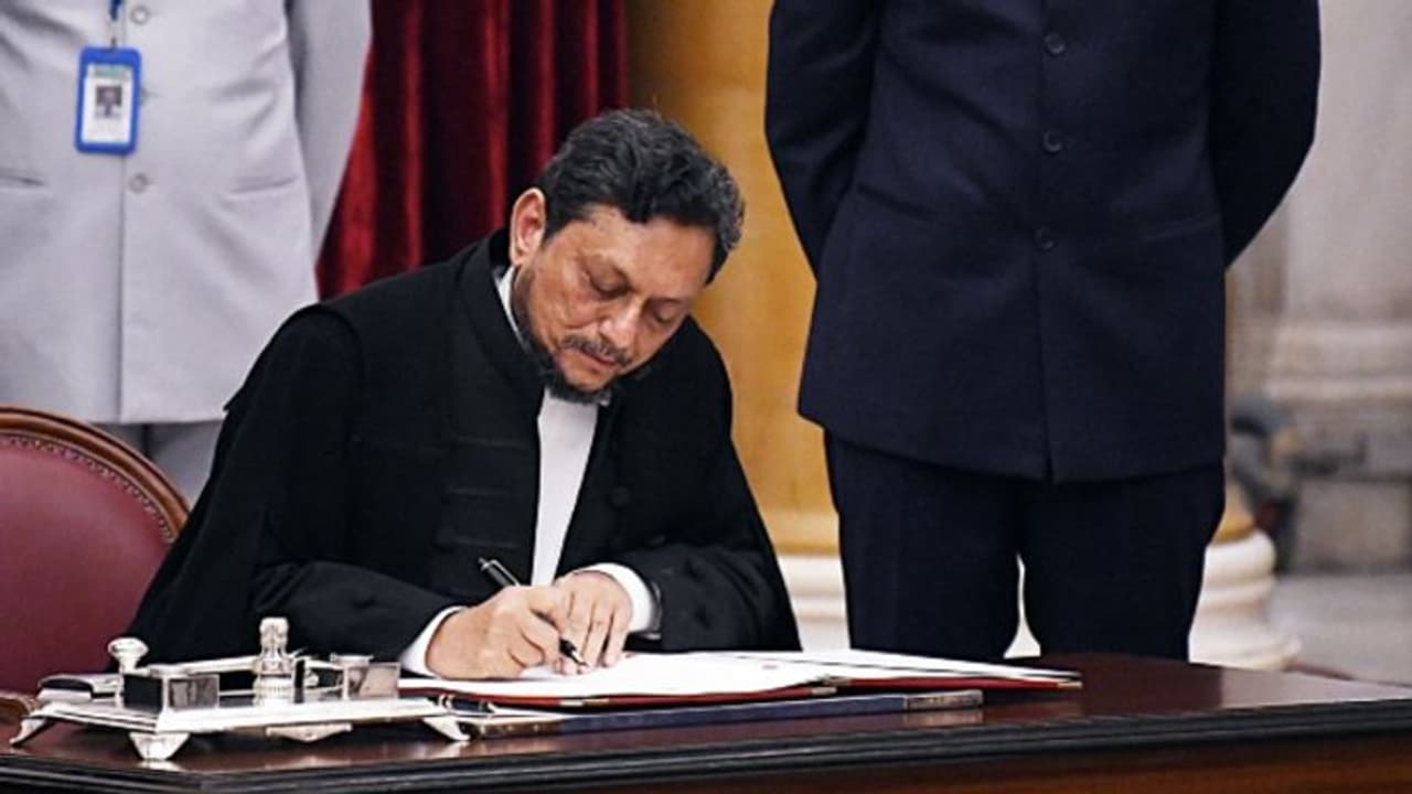 অপেক্ষা করছে শেষ পেরেক, 'মেরুদণ্ড' দেখান নয়া প্রধান বিচারপতি, আর্জি অবসরপ্রাপ্তের অপেক্ষা করছে শেষ পেরেক, 'মেরুদণ্ড' দেখান নয়া প্রধান বিচারপতি, আর্জি অবসরপ্রাপ্তের