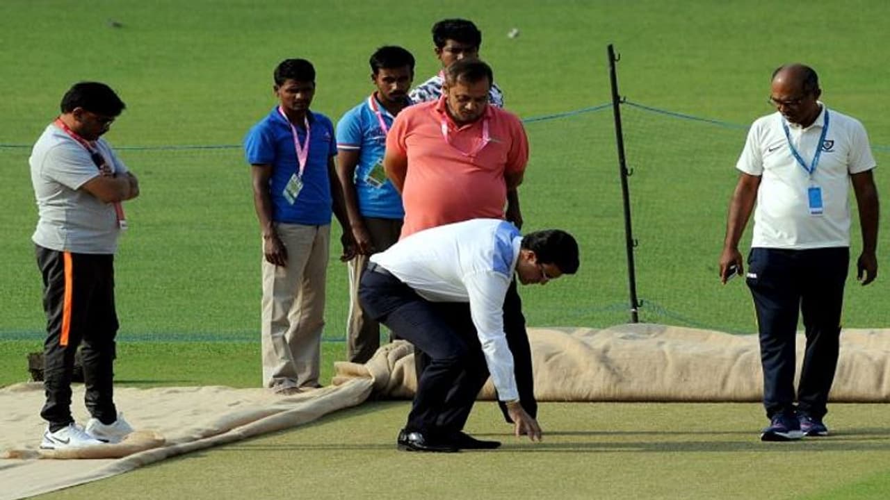 ইডেনে প্রস্তুতির ফাইনাল টাচ, উইকেট দেখে খুশি সৌরভ ইডেনে প্রস্তুতির ফাইনাল টাচ, উইকেট দেখে খুশি সৌরভ