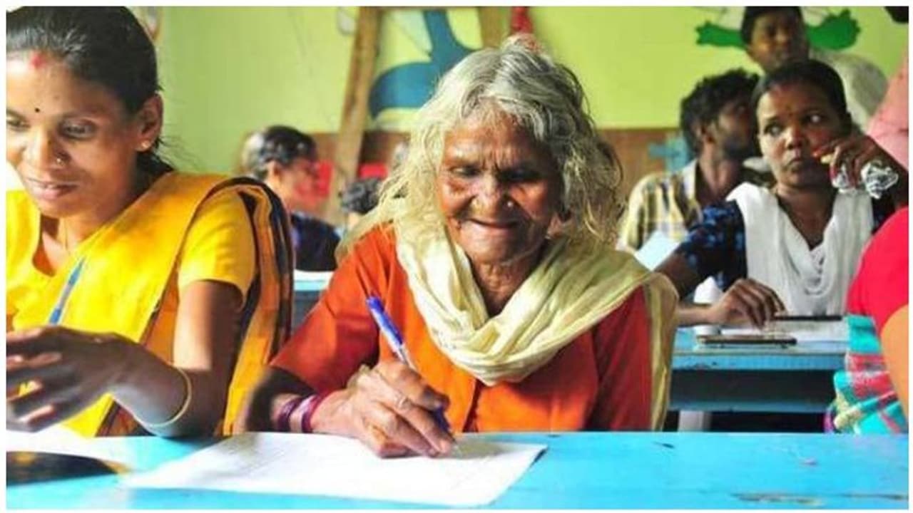 105 வயதில் 4 ஆம் வகுப்பு தேர்வெழுதி சாதனை படைத்த பாட்டி...! தொடர்ந்து குவியும் வாழ்த்துக்கள்..! 105 வயதில் 4 ஆம் வகுப்பு தேர்வெழுதி சாதனை படைத்த பாட்டி...! தொடர்ந்து குவியும் வாழ்த்துக்கள்..!