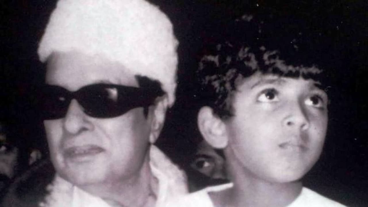 எம்.ஜி.ஆர் மடியில் உரிமையோடு அமர்ந்திருக்கும் இந்த முன்னணி நடிகர் யார் தெரியுமா..? எம்.ஜி.ஆர் மடியில் உரிமையோடு அமர்ந்திருக்கும் இந்த முன்னணி நடிகர் யார் தெரியுமா..?