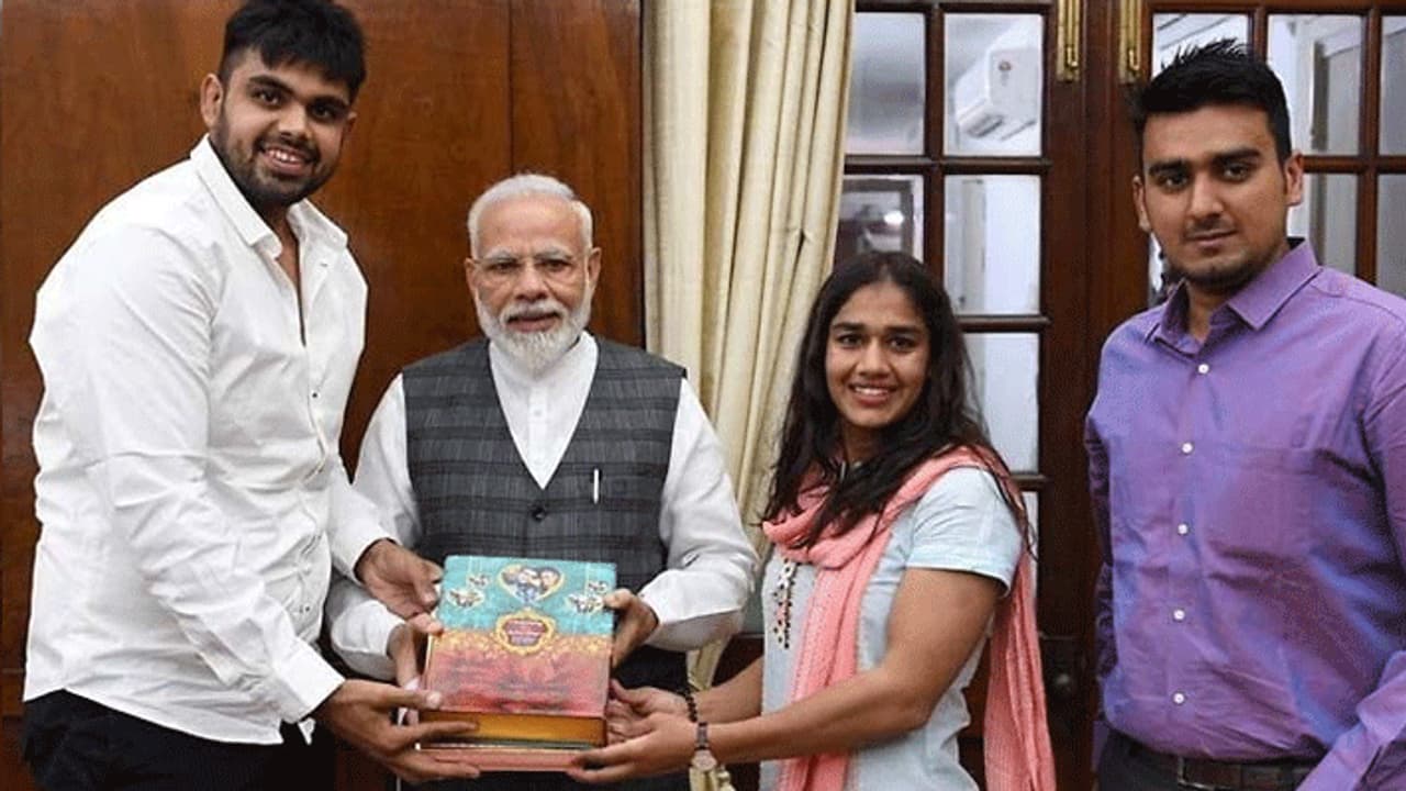 मंगेतर के साथ PM मोदी को शादी का कार्ड देने पहुंची 'दंगल गर्ल', शादी में शामिल हो सकते हैं कई दिग्गज मंगेतर के साथ PM मोदी को शादी का कार्ड देने पहुंची 'दंगल गर्ल', शादी में शामिल हो सकते हैं कई दिग्गज