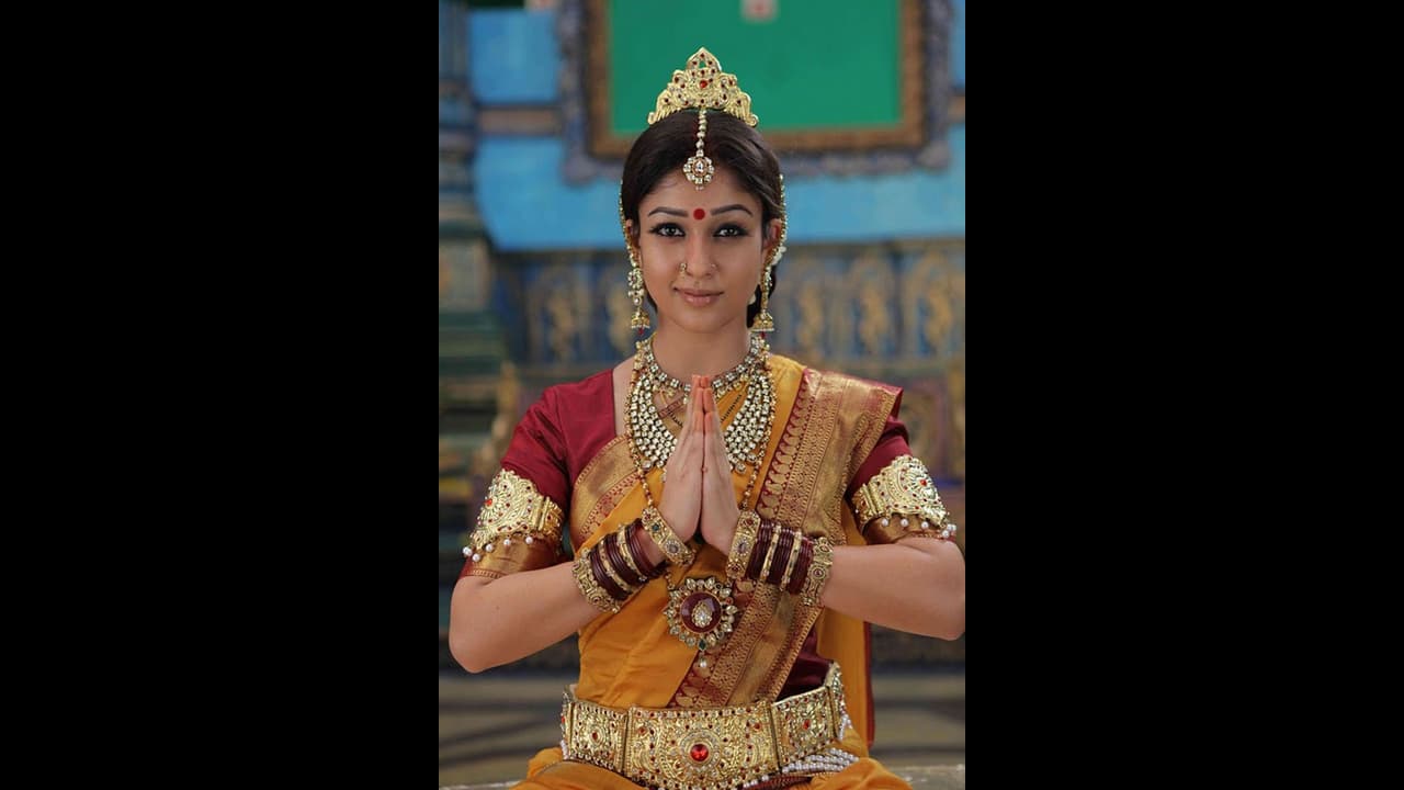 அம்மனாக தரிசனம் தந்து பரவசப்படுத்திய நயன்தாரா... பட்டையைக் கிளம்பும் “மூக்குத்தி அம்மன்” செகண்ட் லுக்...!