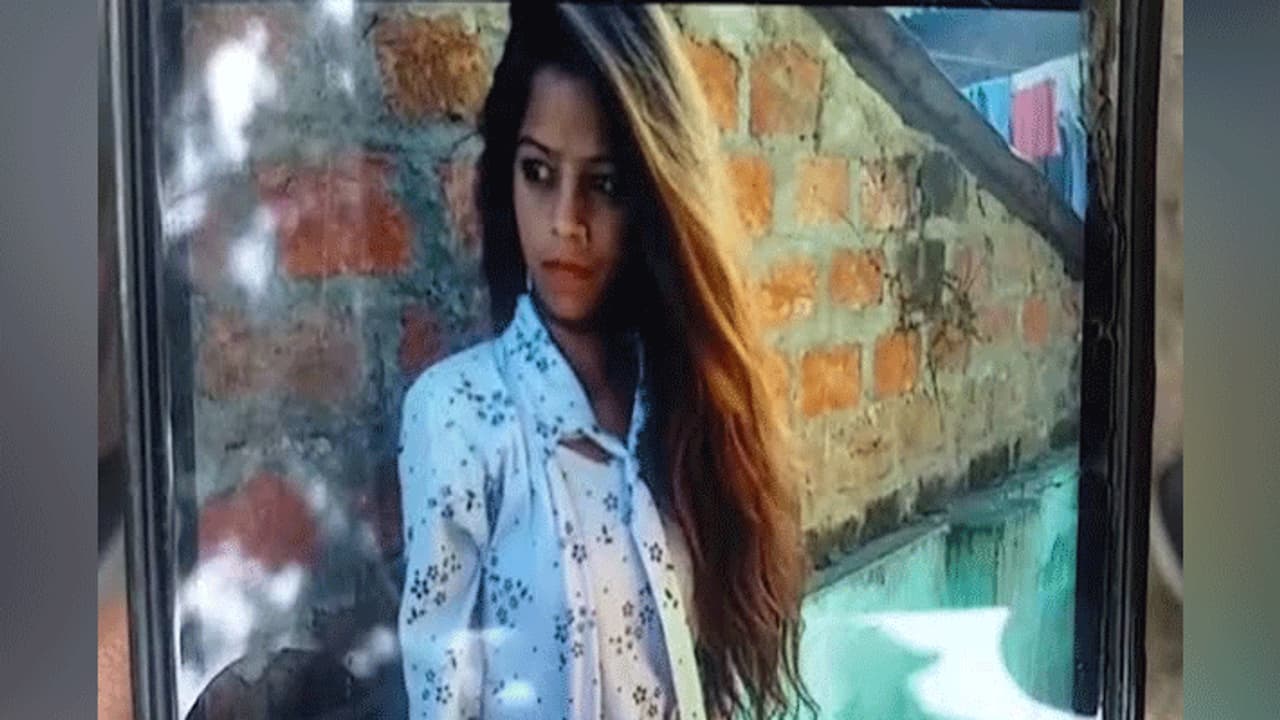 बेटी के कमरे में घुसते ही शॉक्ड थे घरवाले, रोते हुए पिता बोले वो ऐसा कर लेगी मैंने सोचा नहीं था... बेटी के कमरे में घुसते ही शॉक्ड थे घरवाले, रोते हुए पिता बोले वो ऐसा कर लेगी मैंने सोचा नहीं था...