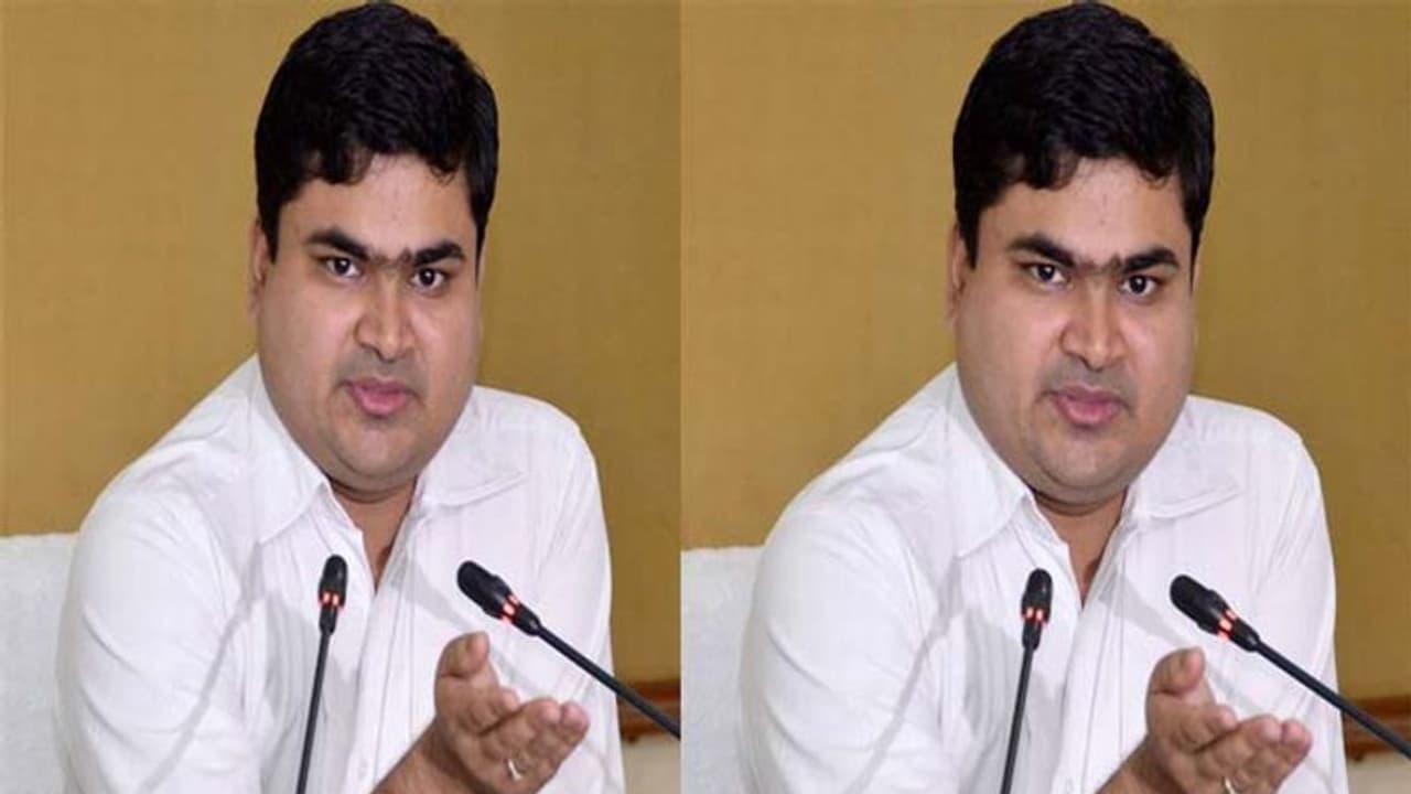 ఎంపీతో ఫోన్ కాల్ సంభాషణ ఎడిటింగ్, కోర్టుకెళ్తా: కలెక్టర్ సర్ఫరాజ్ అహ్మద్ ఎంపీతో ఫోన్ కాల్ సంభాషణ ఎడిటింగ్, కోర్టుకెళ్తా: కలెక్టర్ సర్ఫరాజ్ అహ్మద్