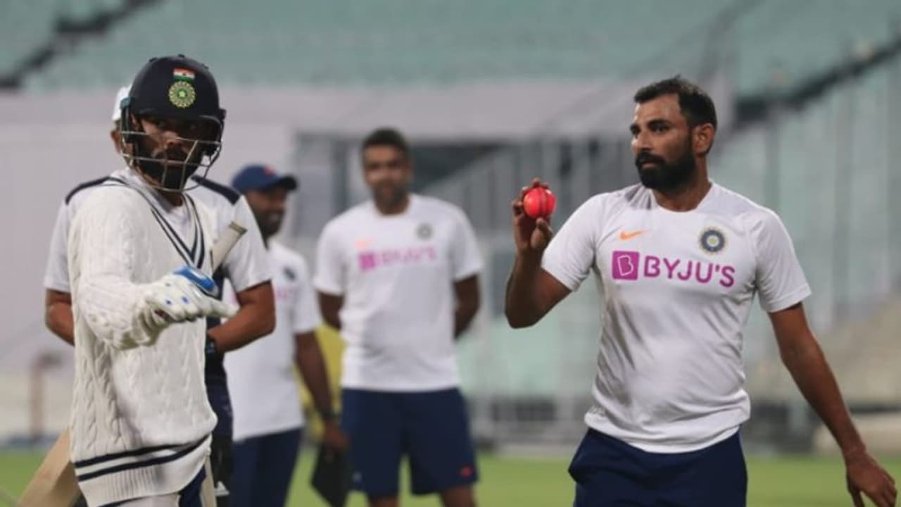 গোধূলির আলোয় ব্যাটিং অনুশীলন বিরাটের, গোলাপি বল হাতে প্র্যাকটিসে বিধ্বংসি সামি গোধূলির আলোয় ব্যাটিং অনুশীলন বিরাটের, গোলাপি বল হাতে প্র্যাকটিসে বিধ্বংসি সামি