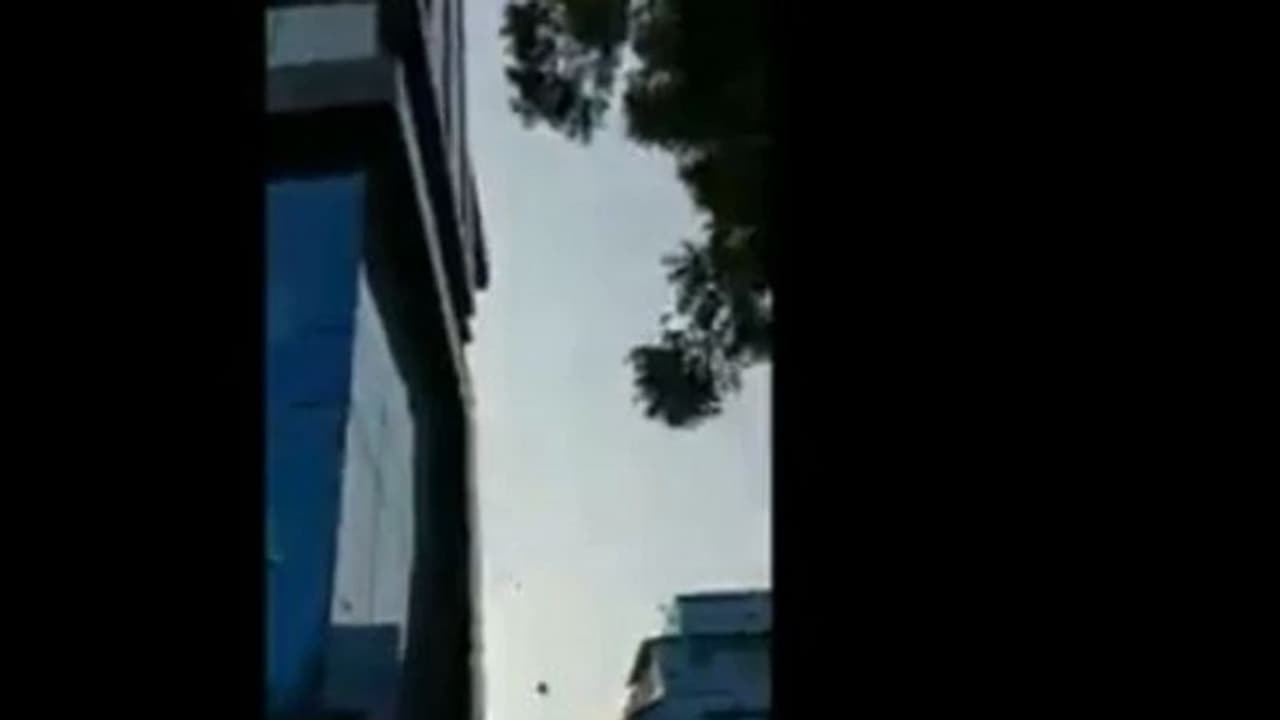 ಕಟ್ಟಡದ ಮೇಲಿಂದ ಸುರಿಯಿತು ನೋಟಿನ ಸುರಿಮಳೆ!