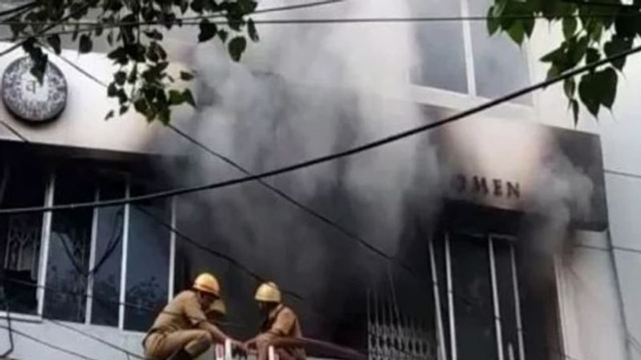 ফের অগ্নিকাণ্ড পার্কস্ট্রিটে,এবার আগুন লাগল নামি বস্ত্র বিপণিতে ফের অগ্নিকাণ্ড পার্কস্ট্রিটে,এবার আগুন লাগল নামি বস্ত্র বিপণিতে