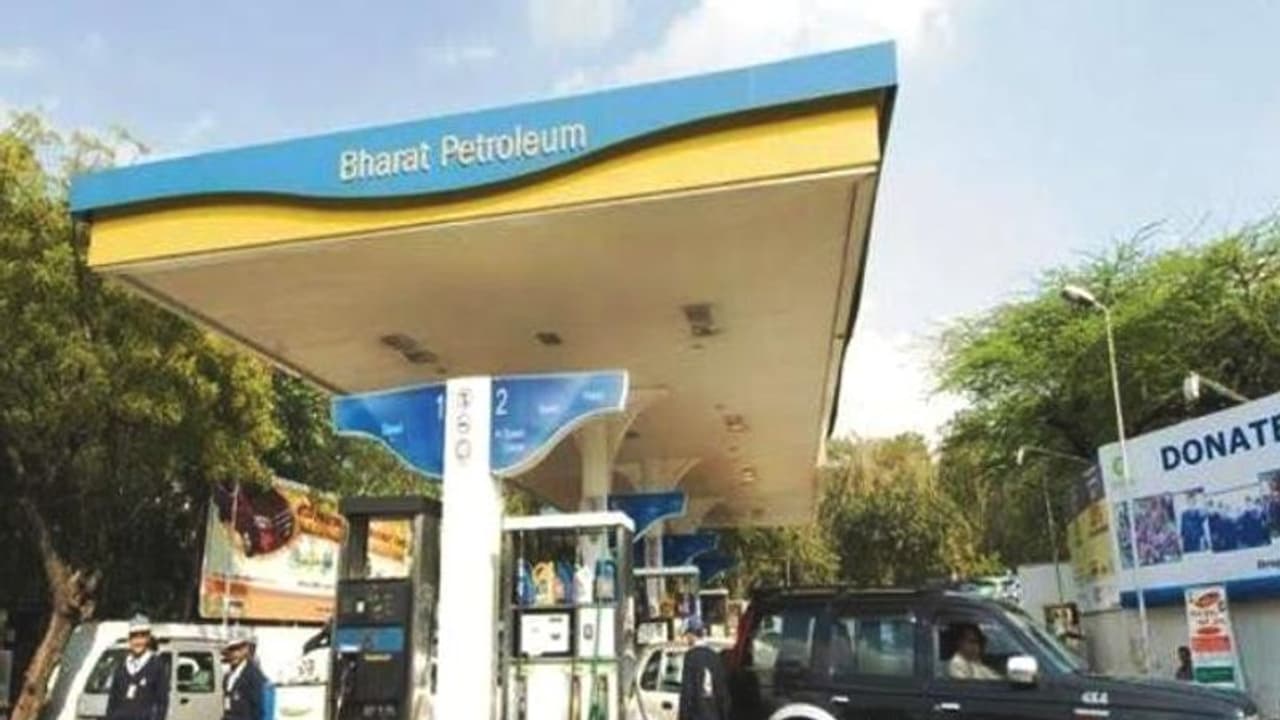 सरकार ने BPCL में अपनी पूरी हिस्सेदारी बेचने के लिए मांगी बोलियां, दो मई तक सौंपे जा सकते रुचि पत्र सरकार ने BPCL में अपनी पूरी हिस्सेदारी बेचने के लिए मांगी बोलियां, दो मई तक सौंपे जा सकते रुचि पत्र